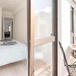 Apartamento Casa Oliveira - Sunny 2-bed Retreat Steps From The