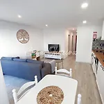 Apartamento Casa Oliveira - Sunny 2-bed Retreat Steps From The