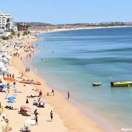 Apartman Casa Oliveira - Sunny 2-bed Retreat Steps From The *