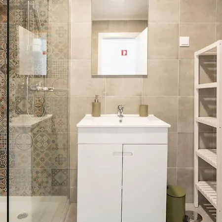 Casa Oliveira - Sunny 2-bed Retreat Steps From The