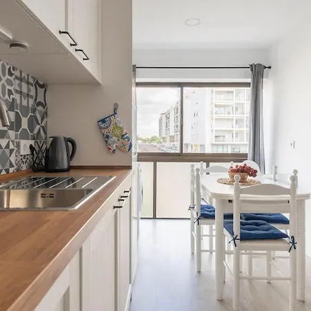 Casa Oliveira - Sunny 2-bed Retreat Steps From The Armação de Pêra