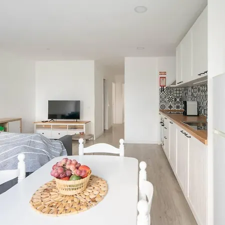 Casa Oliveira - Sunny 2-bed Retreat Steps From The Armação de Pêra