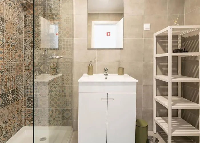 Casa Oliveira - Sunny 2-bed Retreat Steps From The