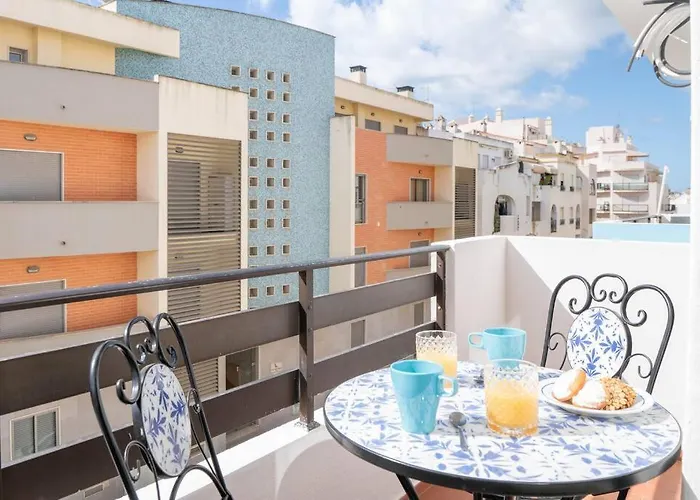 Casa Oliveira - Sunny 2-bed Retreat Steps From The Апартаменты