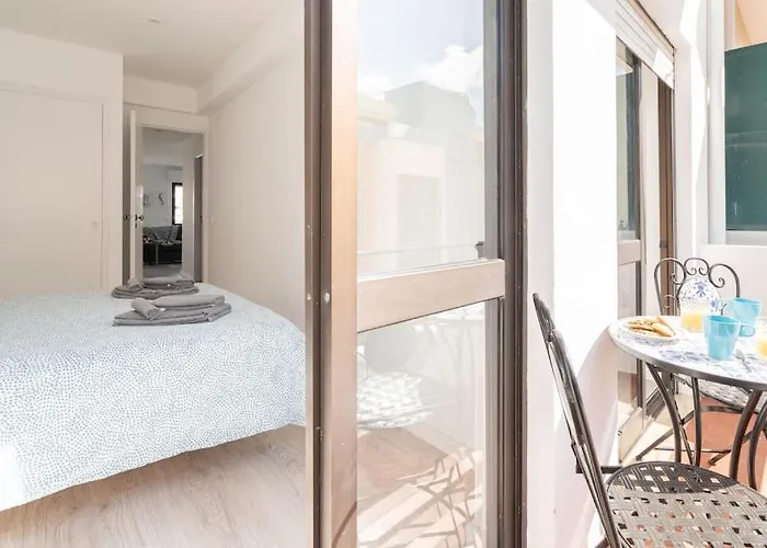Апартаменты Casa Oliveira - Sunny 2-bed Retreat Steps From The