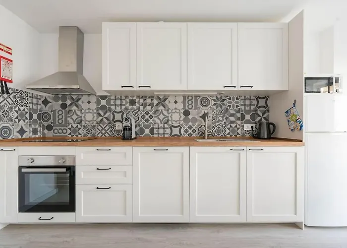 Апартаменты Casa Oliveira - Sunny 2-bed Retreat Steps From The