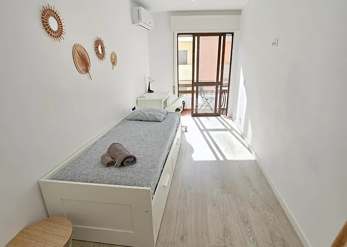Casa Oliveira - Sunny 2-bed Retreat Steps From The * Armação de Pêra