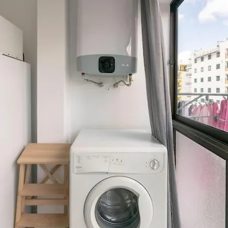 Apartment Casa Oliveira - Sunny 2-bed Retreat Steps From The Armação de Pêra